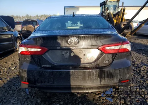 2020 Toyota Camry Le z USA, uszkodzony, nr VIN 4T1C11AK2LU921953